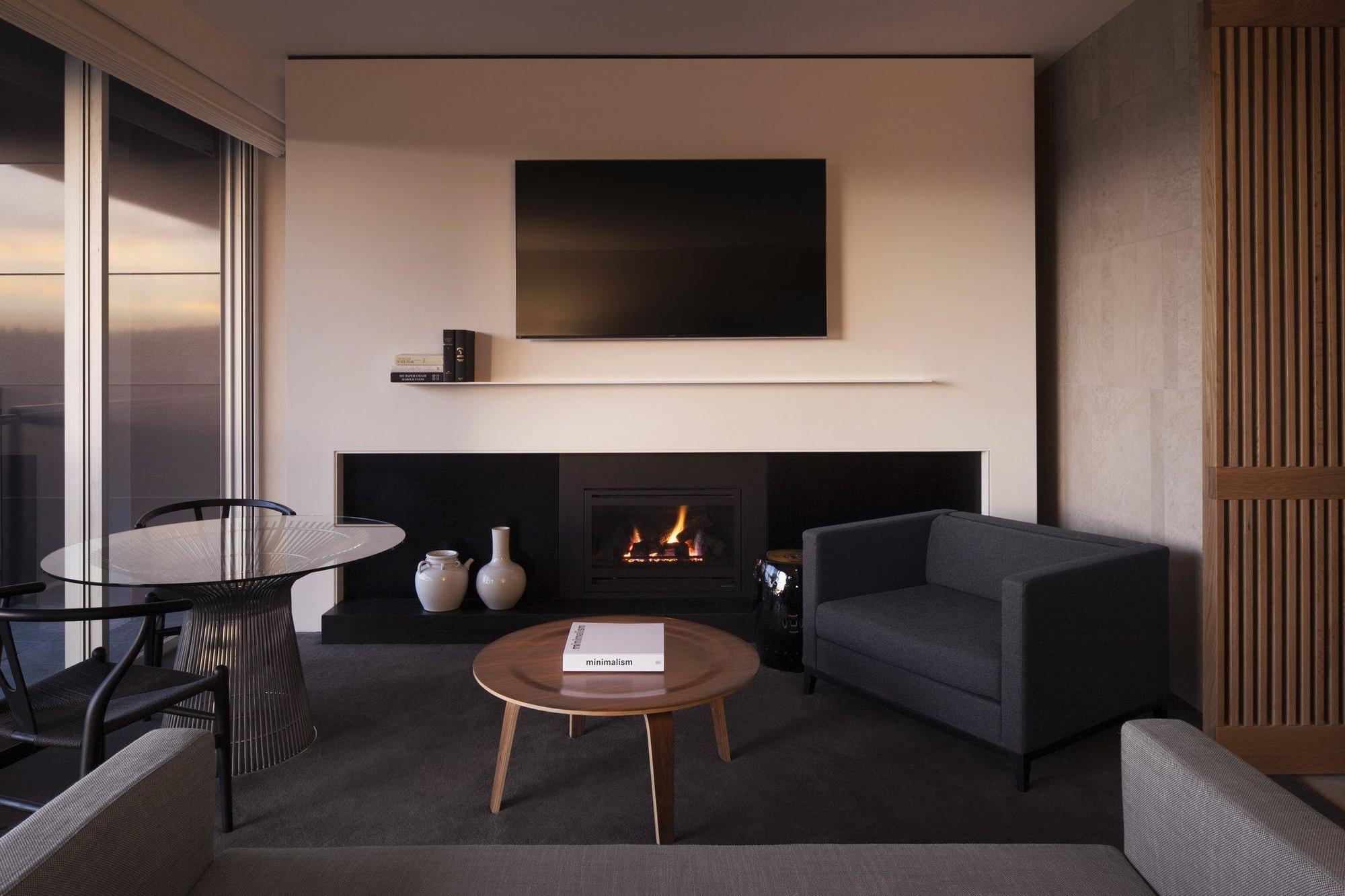 Hotel Realm Канберра Экстерьер фото A living room with a fireplace