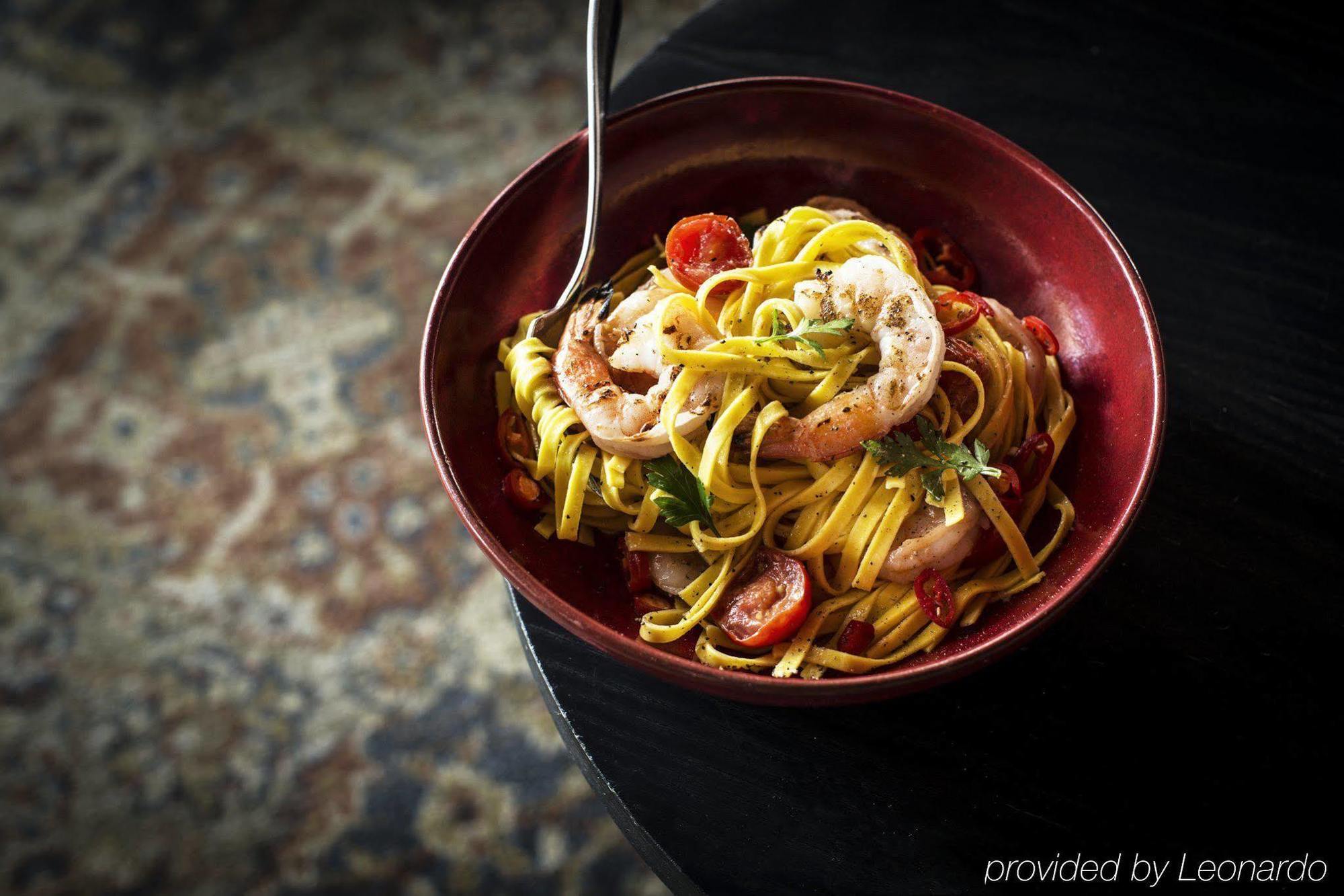 Hotel Realm Канберра Экстерьер фото Shrimp and bell pepper pasta