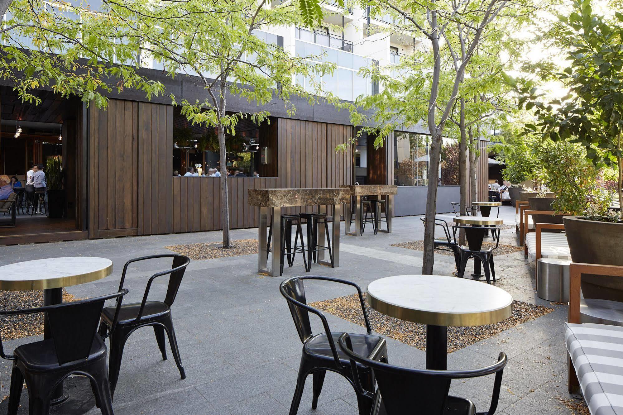 Hotel Realm Канберра Экстерьер фото The courtyard at the restaurant